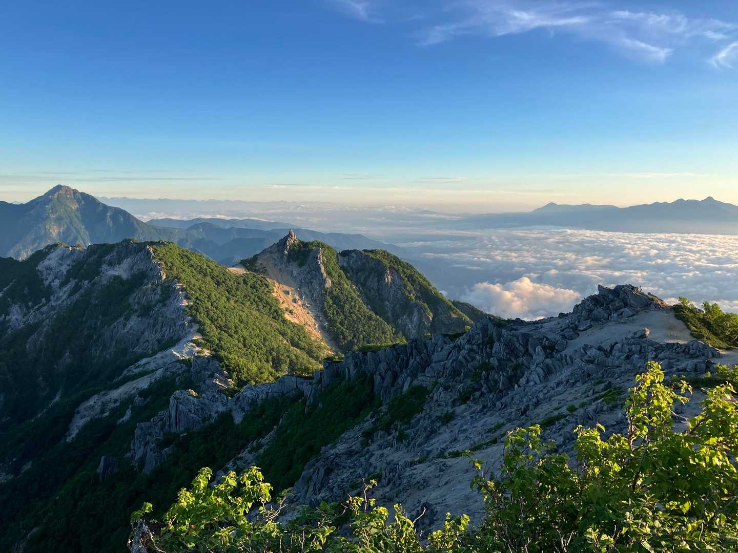 地蔵岳へと続く稜線。左奥には甲斐駒ヶ岳。右の雲海に浮かぶのは八ヶ岳。