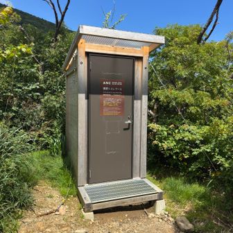 建設中のくろがね小屋のすぐ先にある携帯トイレブース

こう言うのがあるってありがたいですね