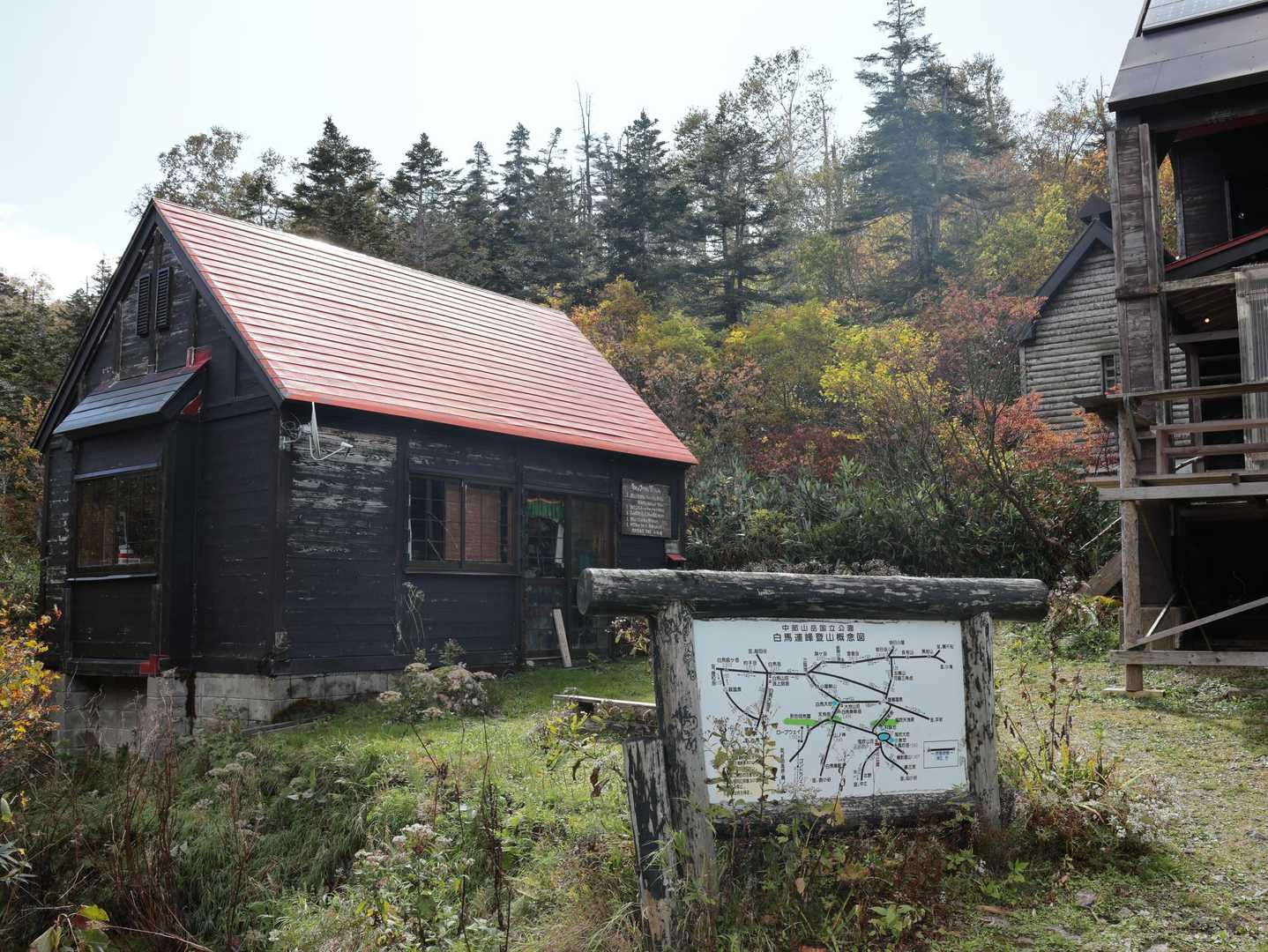 小屋番さんの作業小屋的な建物なのかな？工具や使っていない布団が見えました。
向こう側に綺麗なトイレ🚻があります。