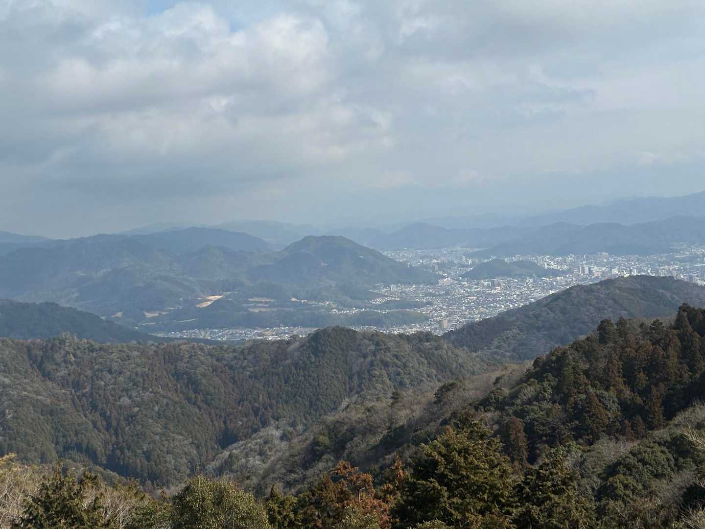 広く伐採されてベンチも多数設置
山口市街地方向