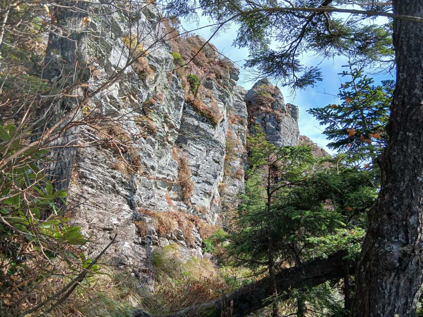 帰り道　剣ヶ峰周辺の岩もすごい　