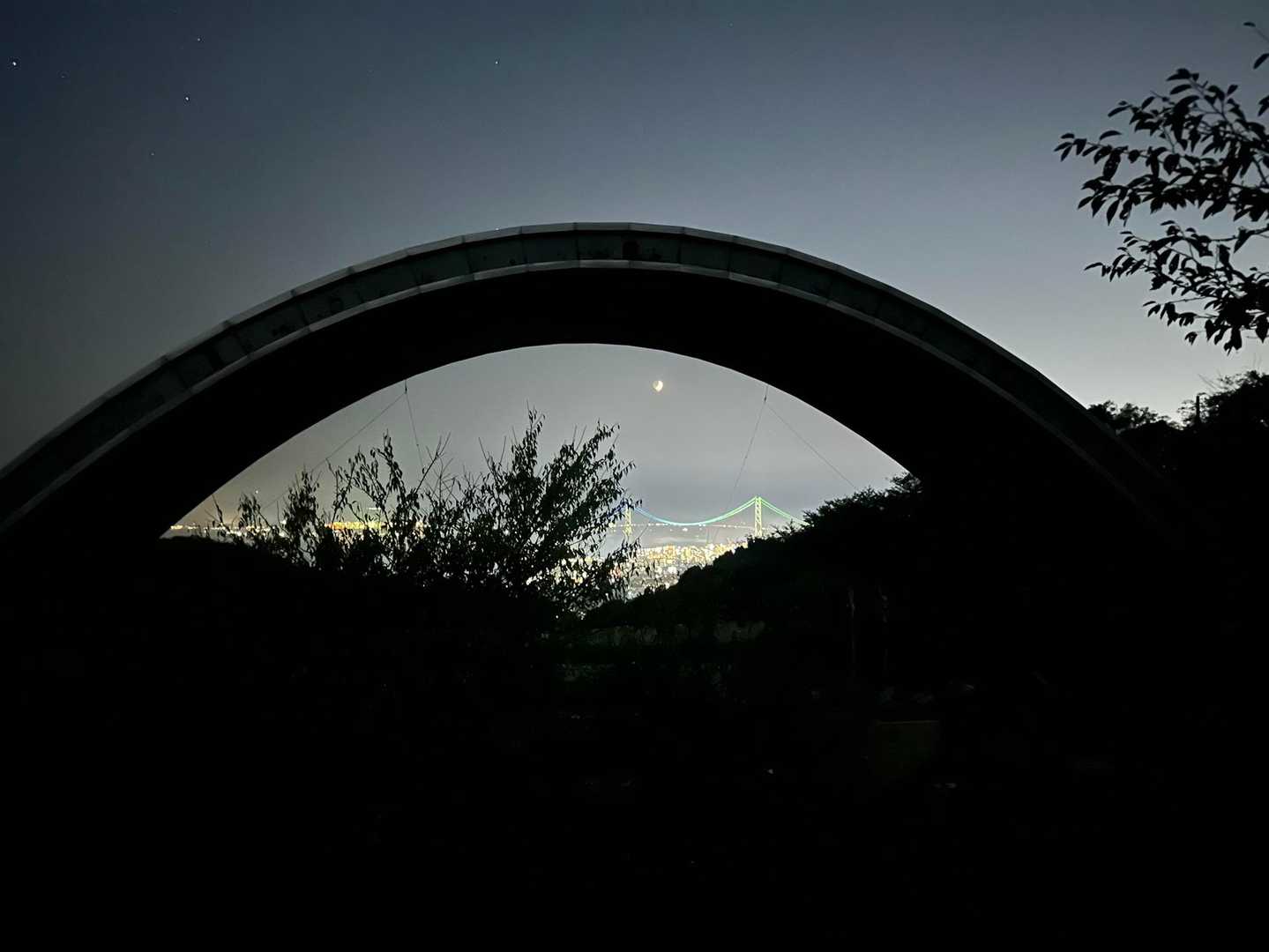 下山途中の最初で最後の写真😊
明石海峡大橋とお月さーん🌕