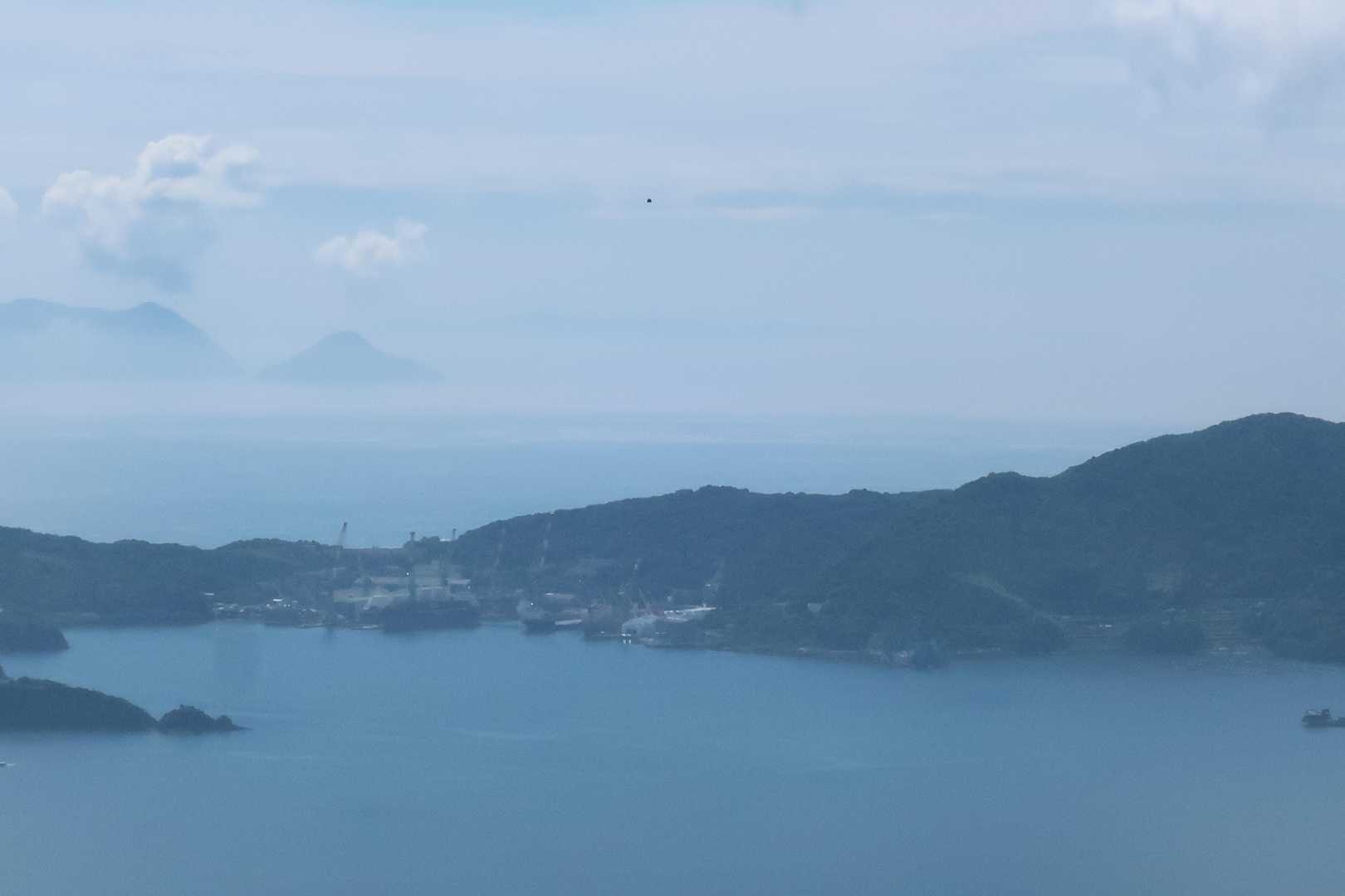 祝島の向こうに見えるのは四国かな