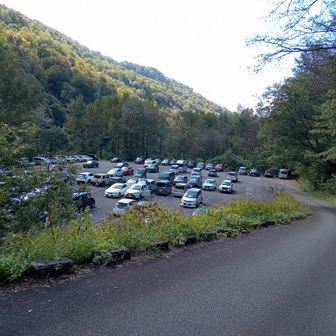 無事下山。テント泊や小屋泊、車中泊の人なのか、結構、車が停まっていました。