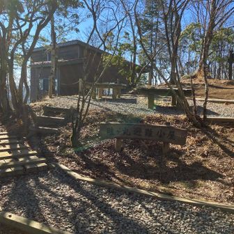 少し降って割と新しい避難小屋で昼休憩
計画的な宿泊は厳禁