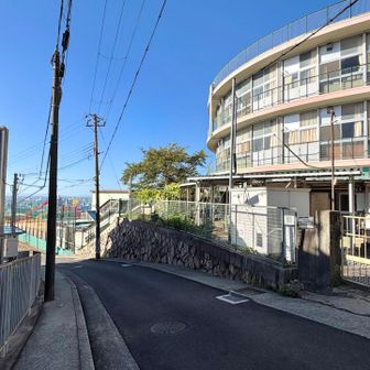 美野丘小学校の横を登る。丸い校舎がかわいい
長峰坂と通りが一本違うだけできつさが全然違った