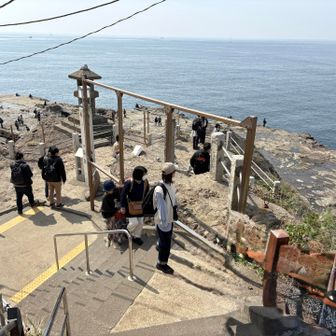 岩場が広がる。散策してみたいが時間がない💦

帰りはここから船で戻りたかったけども、終了していました…

この先に洞窟があるので、進みましょう！
