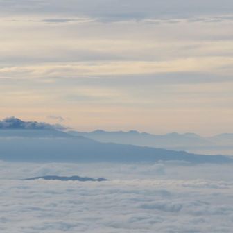 御嶽山の奥に中央アルプス