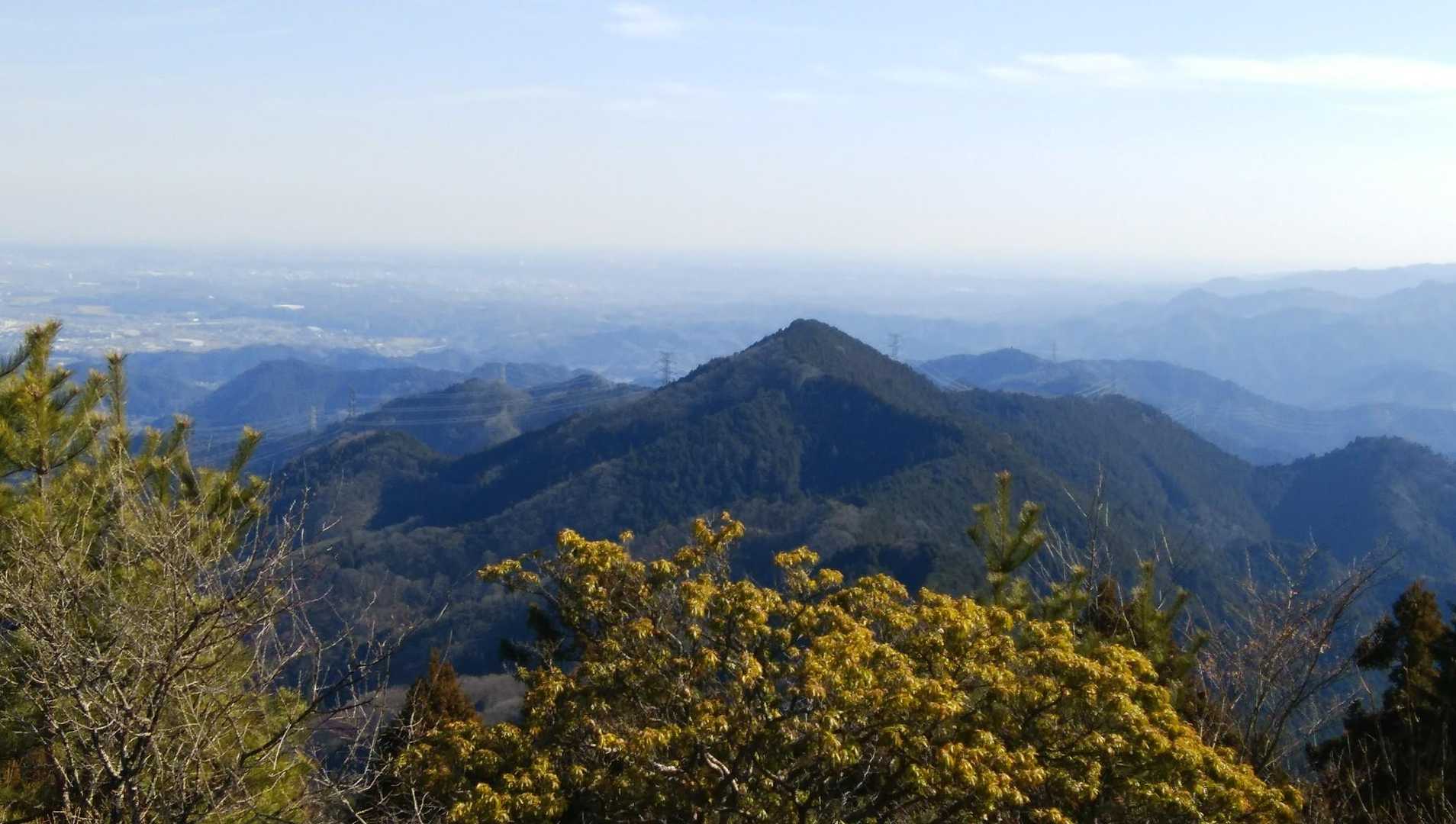 麻生山が下に見えます。