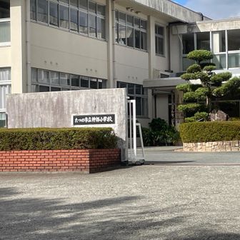 🅿️からすぐの小学校を抜け🚶‍♀️