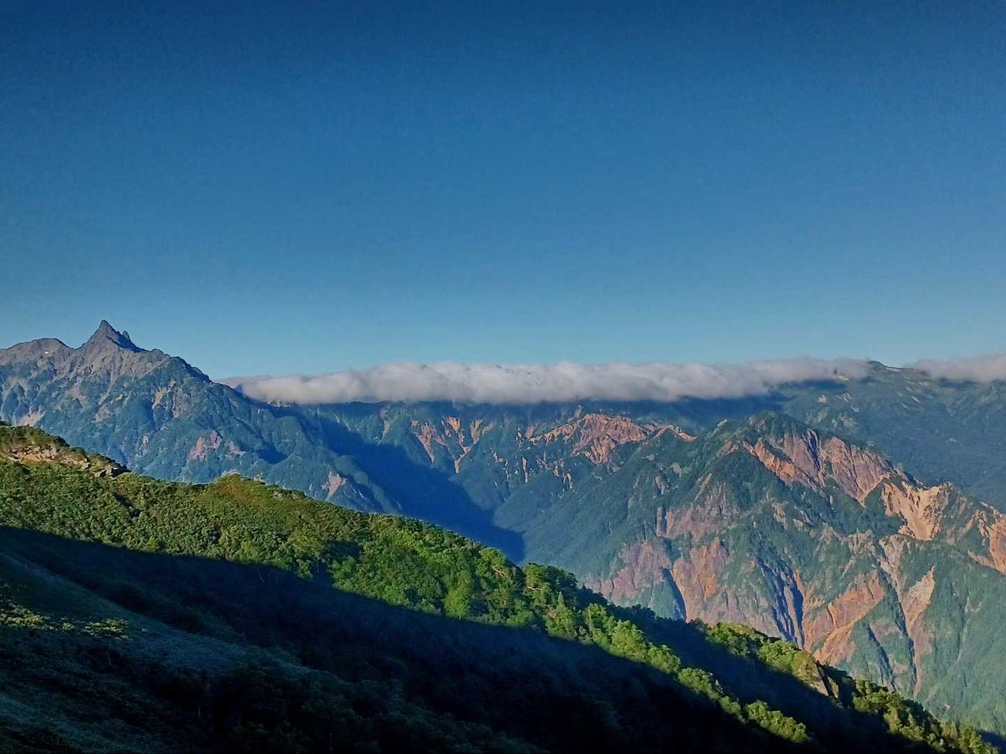 双六岳や三俣蓮華岳の稜線は雲に覆われてる。