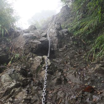 雨の日は滑りやすいので慎重に登ります