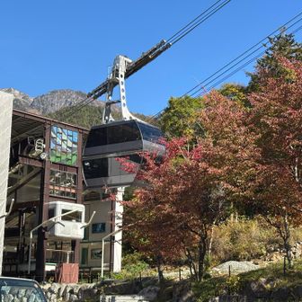 ここから上へのロープウェイは、二階建。