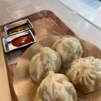 鳩吹山 本丸スクエアにあるココロカンパニーさんの
豚籠包とエビ籠包のセット
美味しかった