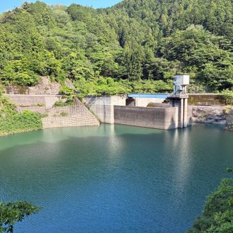 湖に沿ってアスファルト道を歩き、駐車場まで戻る。