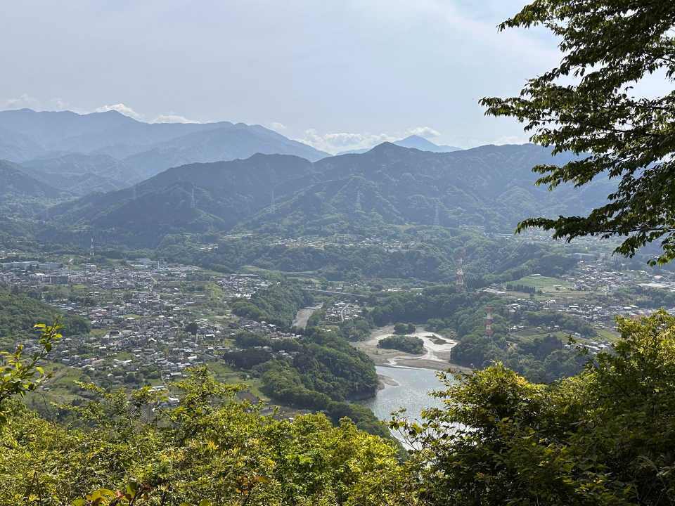 草と山 MTRjZmJjZmFlYw