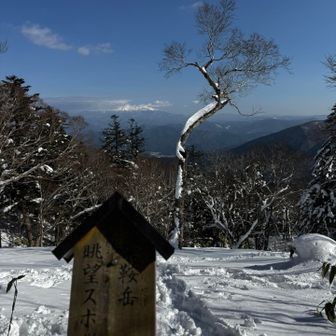 頂上を周回して乗鞍岳の眺望ポイントで昼食にします