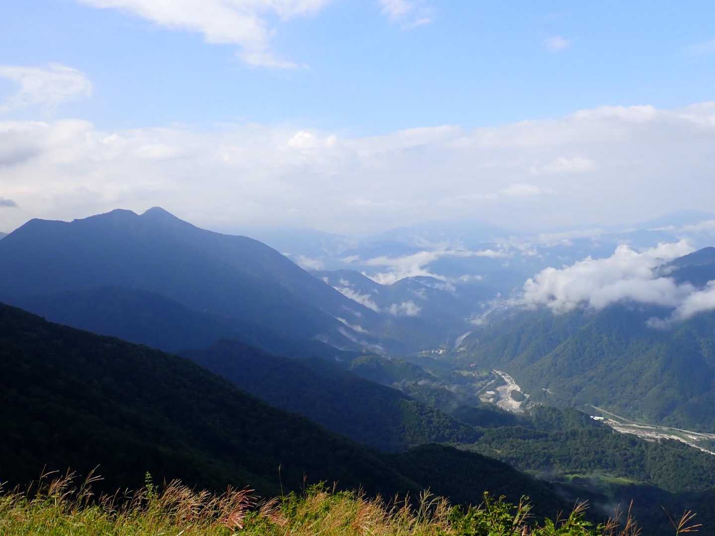 避難小屋の開けたところから！
木曽路と糸瀬山
雲が多いけどまた良き景色