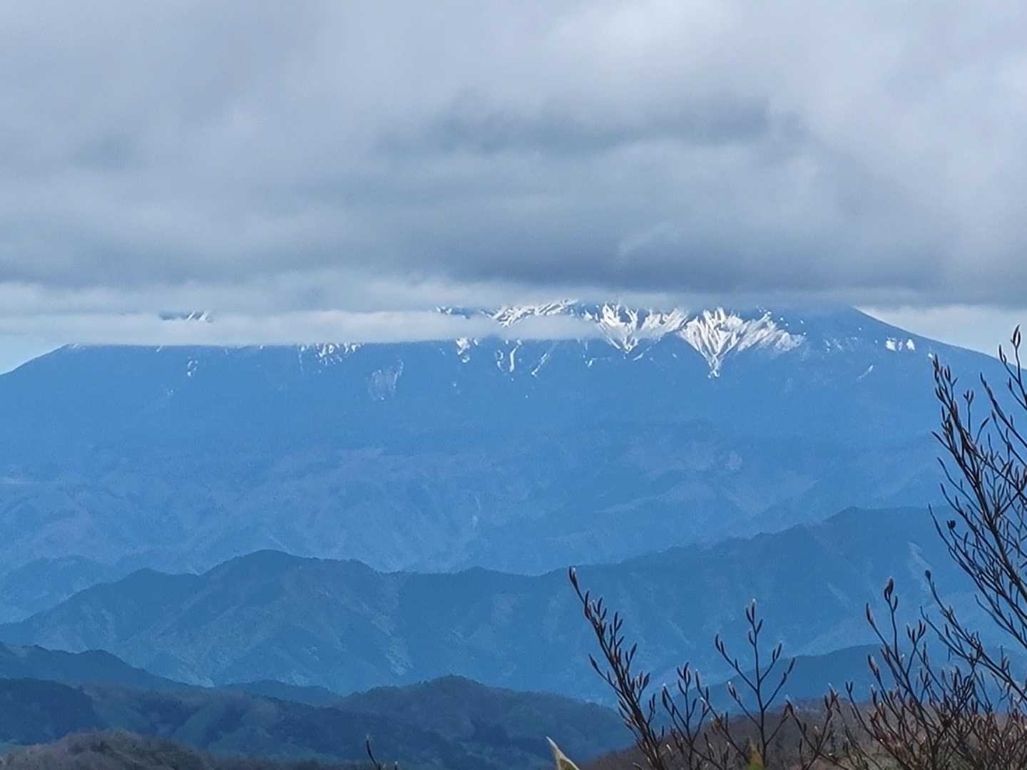 御嶽山の上の方だけ見えない