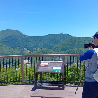 絹笠山（標高879n）山頂、展望台に到着🙌
対面左から、国見岳、妙見岳、奥に平成新山
