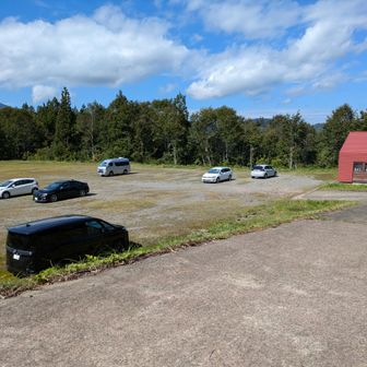 駐車場🅿️に到着!
🚙は減ってました👀
素晴らしいお天気☀🔷の中、秋色の浅草岳と雲海に浮かぶ名峰たちを堪能した山旅でした💖