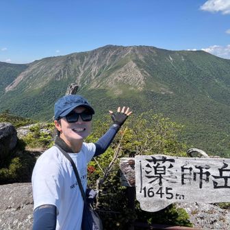 薬師岳山頂から見る早池峰山は美しい❗️最高のテラスでした😆
