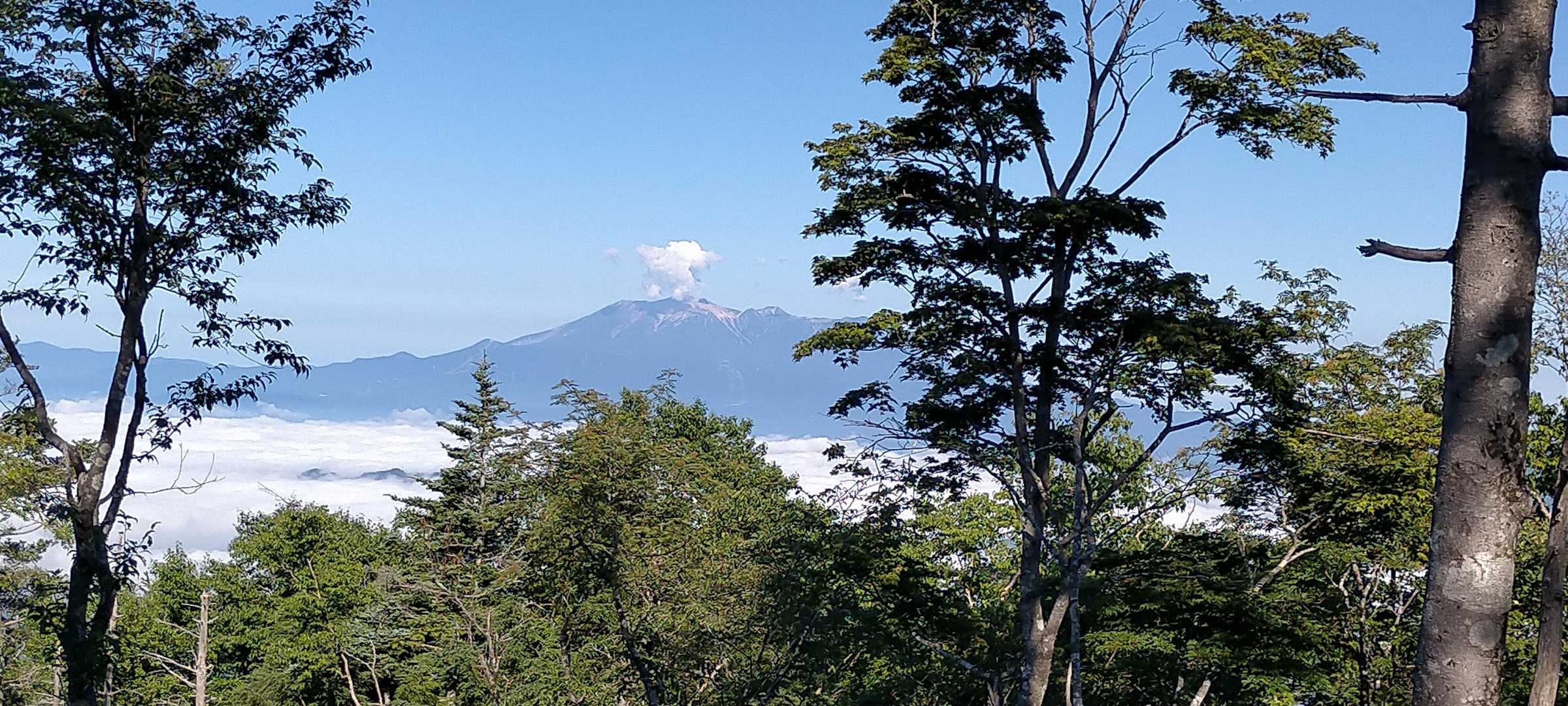 御嶽山。
噴煙ではありません。