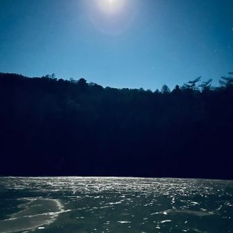 でも、ちょこっと一ノ池に寄り道😉凍りついた湖面に月明かりが映って幻想的✨