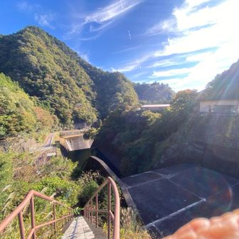 ダムの下流側