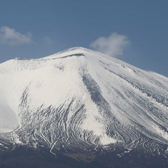 更に拡大すると….雪解けの模様が美しい。