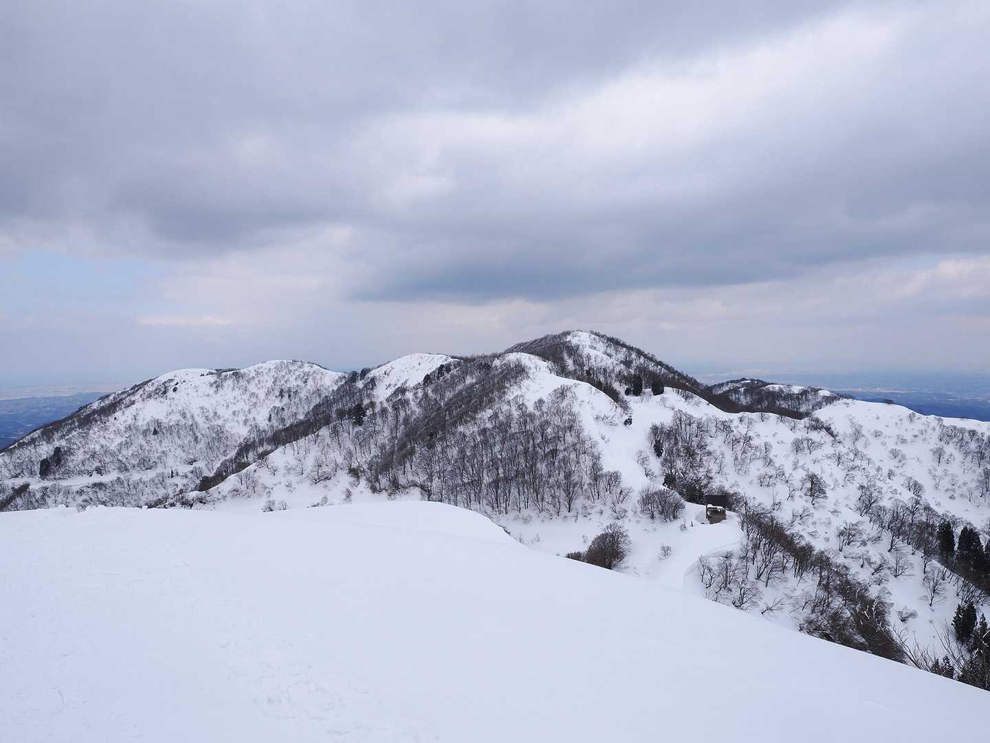 今日一番の急斜面を登って夕霧峠を振り返る。