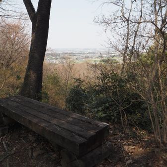 山頂からの眺望。
これまでさんざん良い眺望を見てきただけに・・