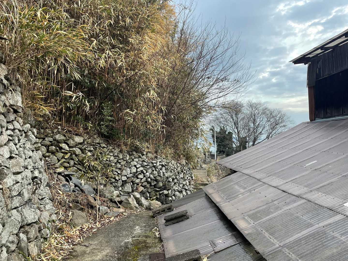 この廃屋のところで左の