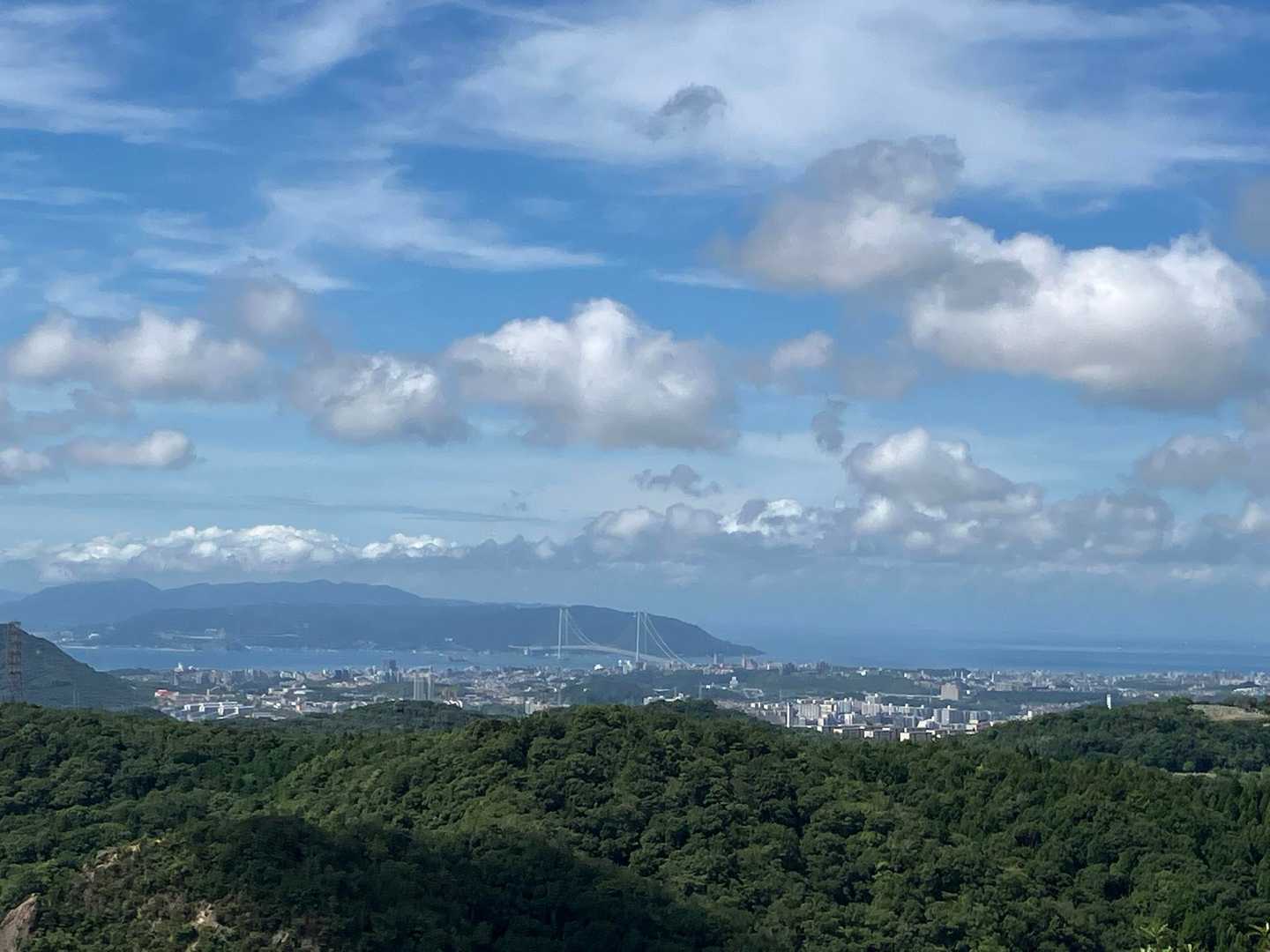 山の西側の眺望スポットから。
明石海峡大橋と淡路島が見えます。