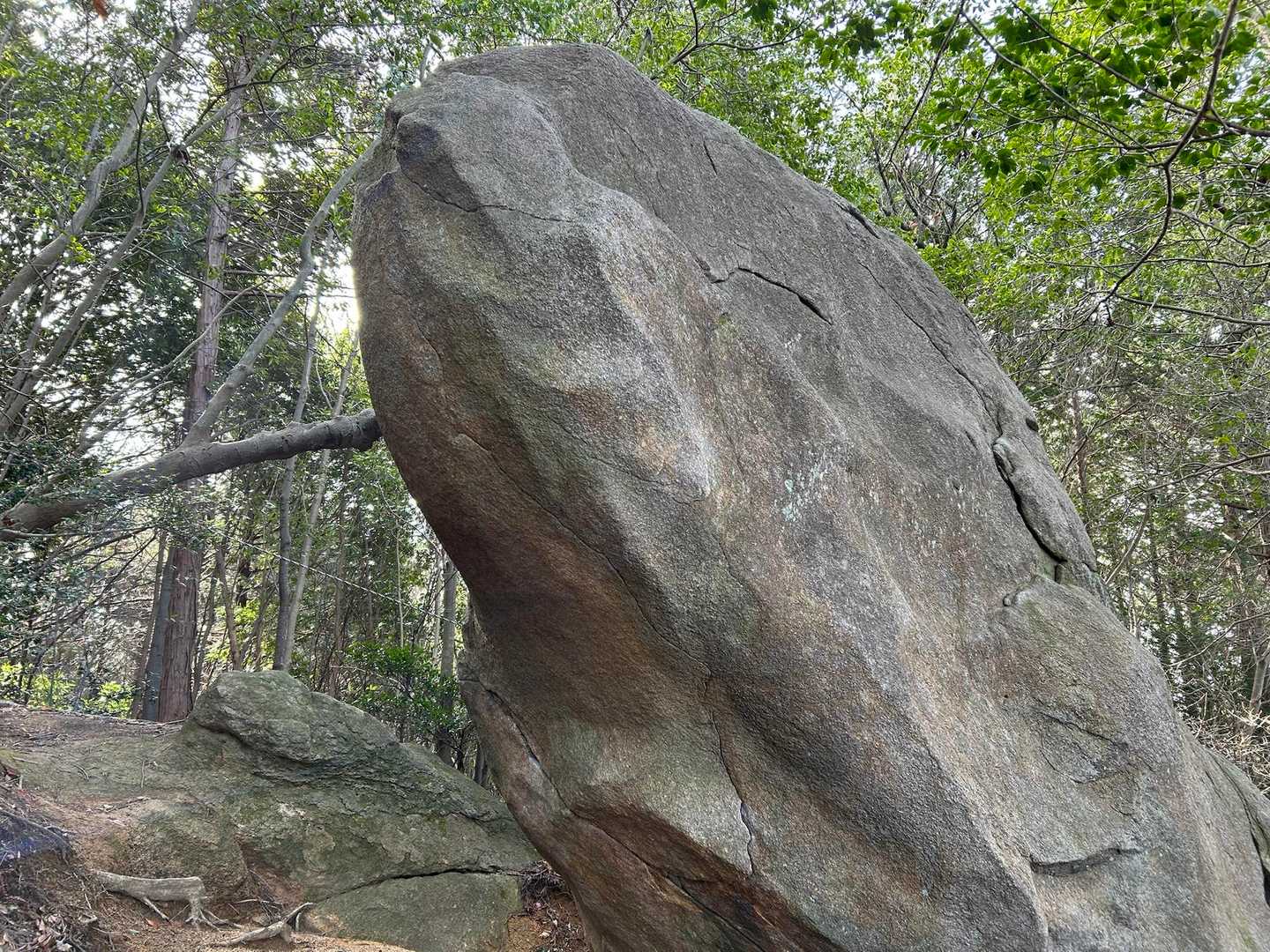 斜めにそり立つ巨岩