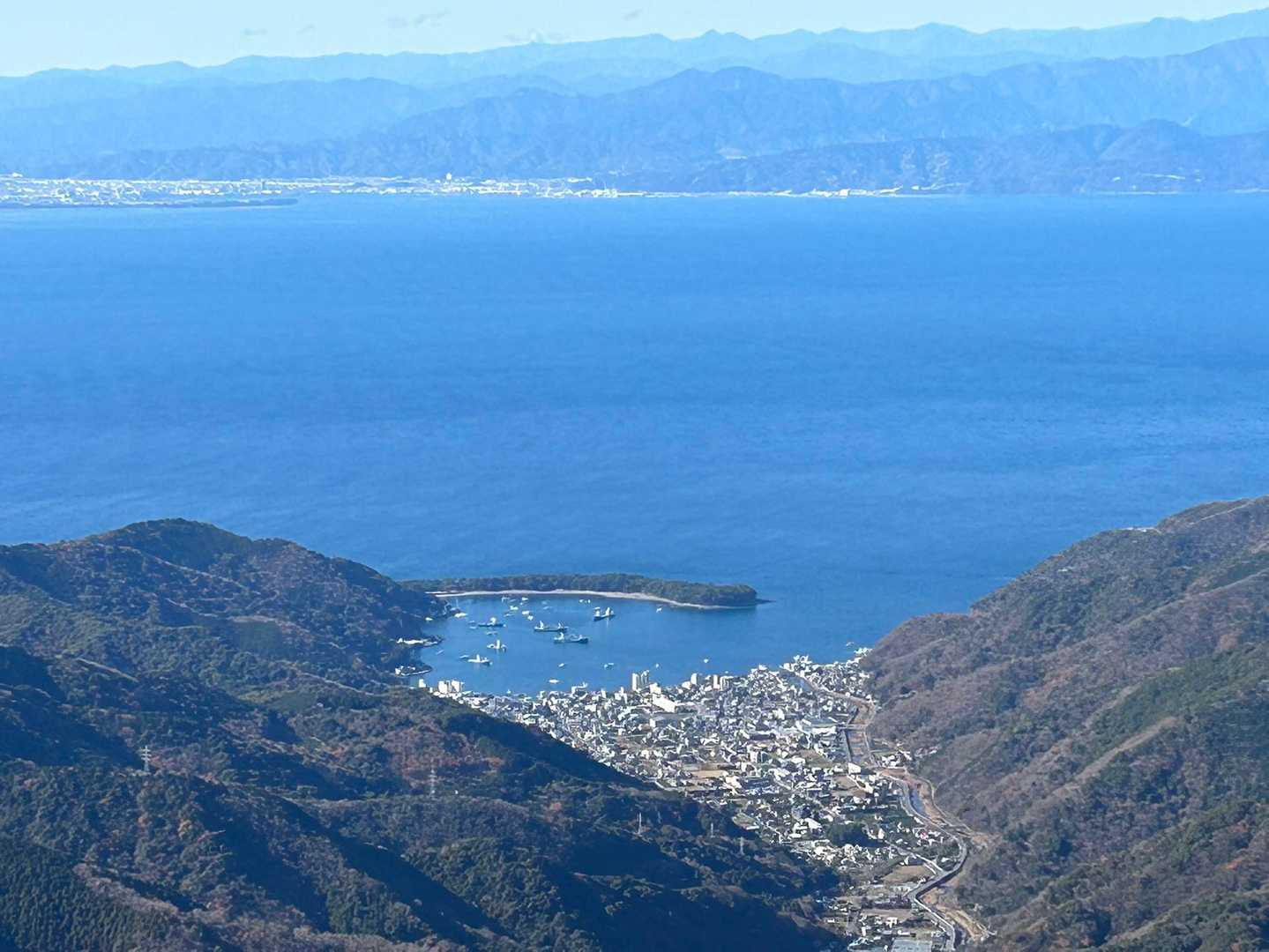 戸田港ではお正月行事を行なっているのか
たくさんの船が港内に出ていて微かに太鼓の音が聞こえてきます。