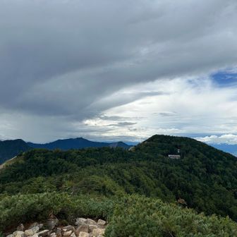 三俣峠小屋が見えた
雨雲が近づいている
急げ急げ