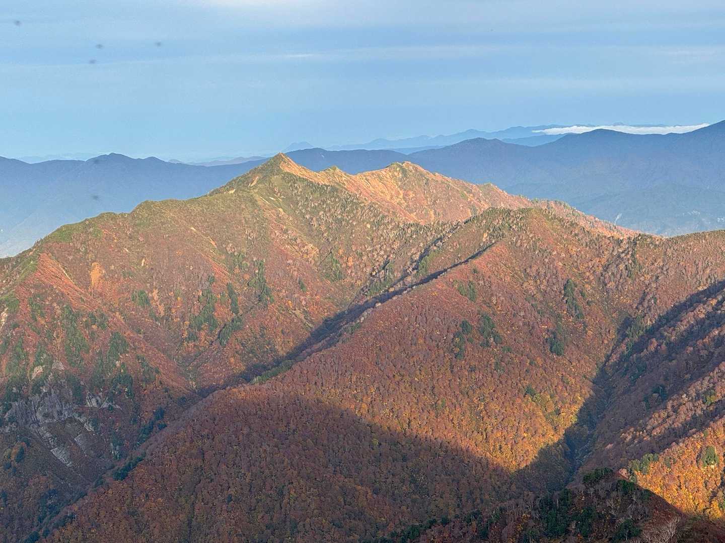 アーベンに染まる荒沢岳✨🤩