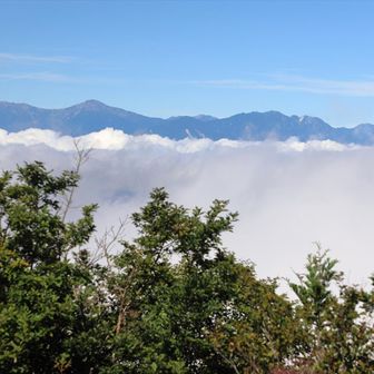 少し右には間ノ岳、北岳、奥に仙丈ケ岳、鳳凰三山、甲斐駒ヶ岳、あたり。
雲は多く時折山を隠すが、これだけ見えて大満足！