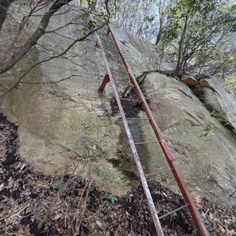 今日最後の山頂、嶽山、岩場を登り、ハシゴを下り、また登り返す