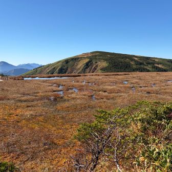 池塘と平ヶ岳