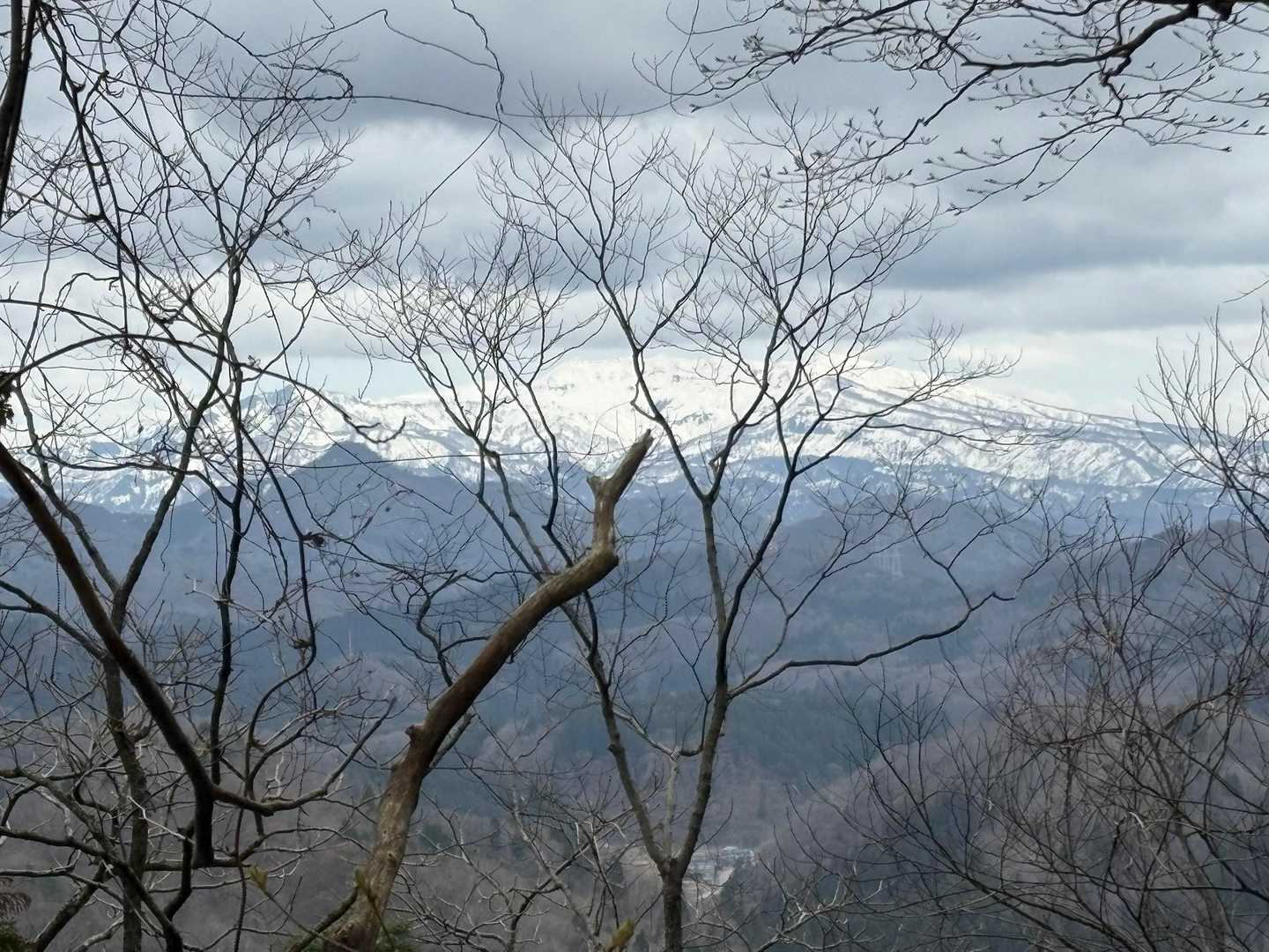 粟ヶ岳、雲が乗ってるね