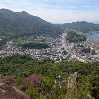 向こうは中国百名山烏帽子岩山