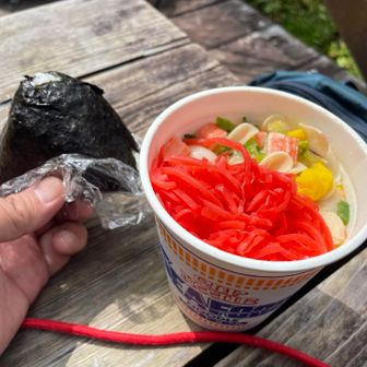 腹減った〜ここでランチに！
いつもの冷やし中華と迷ったけど、肌寒かったから今日はシーフードヌードルで正解！追い紅生姜はマストで、