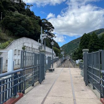 左が今の線路、右がかつての線路