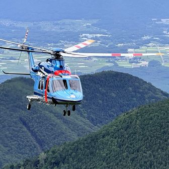 山梨の救助ヘリ『はやて』かな？
同じ目線、真横まできたのですごい爆音と爆風

山岳遭難のヘリでの救助を間近で初めて見た

三歩が1人で要救助者を背負って山を降りるのは漫画だけやと思ってたけど本当におんぶして歩いてた

無事救助されて何より

我々も事故の無いよう気を引き締めて登ろうと思ったけど、動いたらあかんいうのにガンガンロープを引っ張ってくるGoくん(笑)