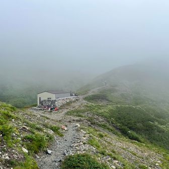 雪倉岳避難小屋に着きました。
少し休憩。