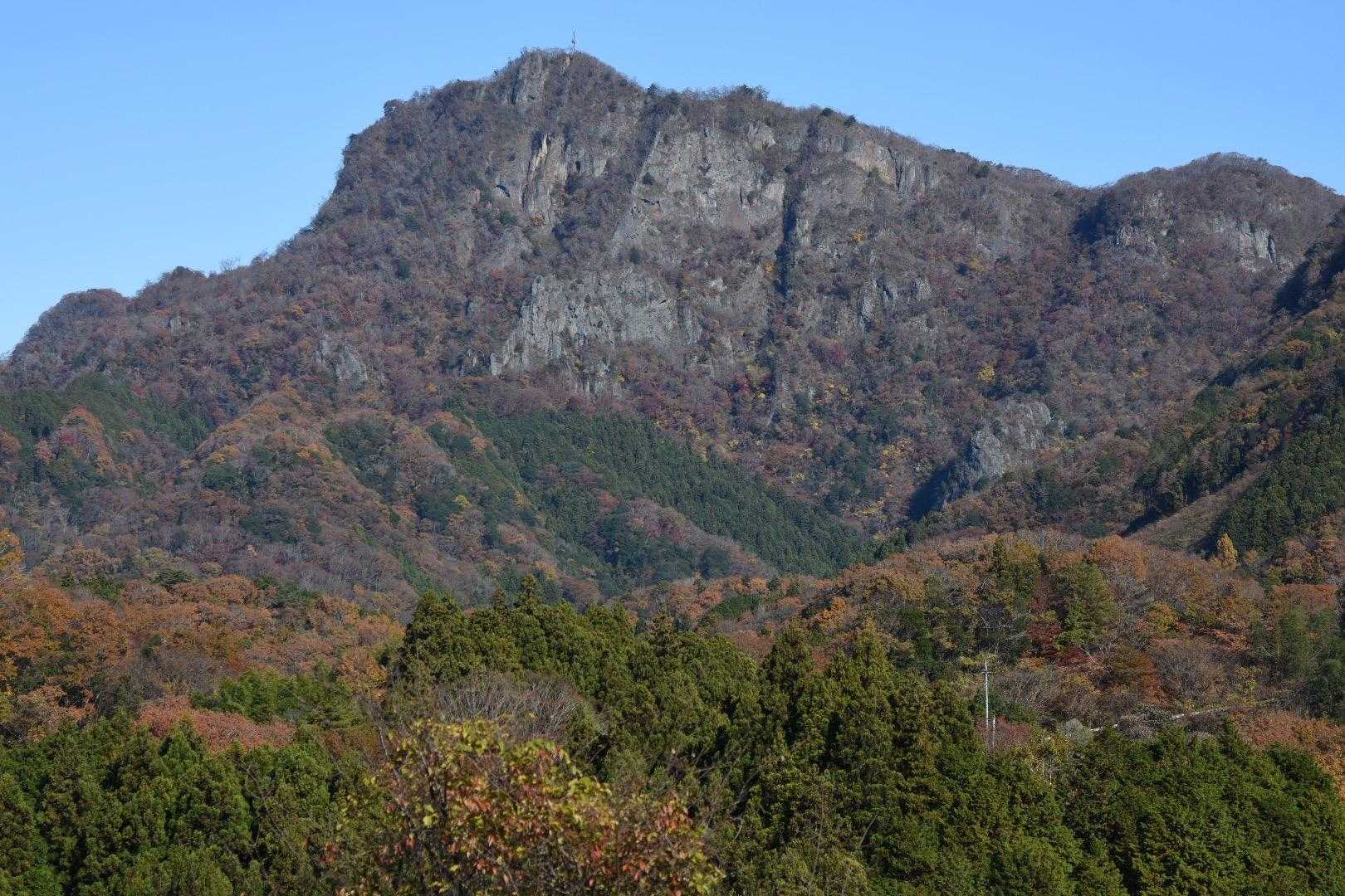 アップで奥久慈男体山、男前な山ですね😄