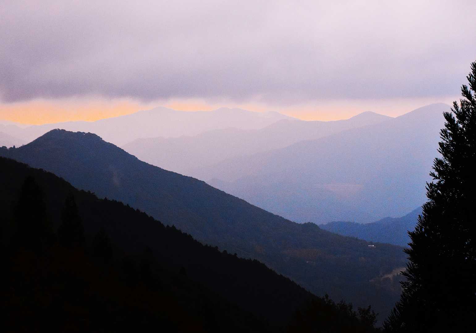 日の出前
千町峠にて
達磨ヶ峰南尾根を望む