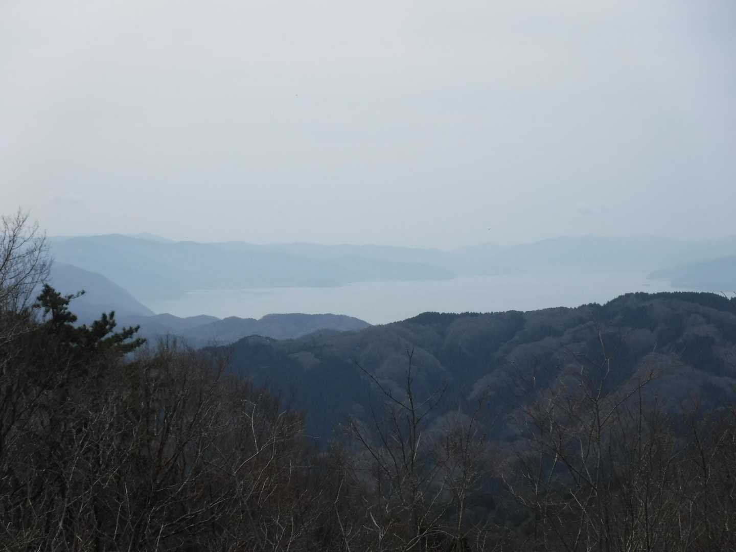 霞んでいますが敦賀湾